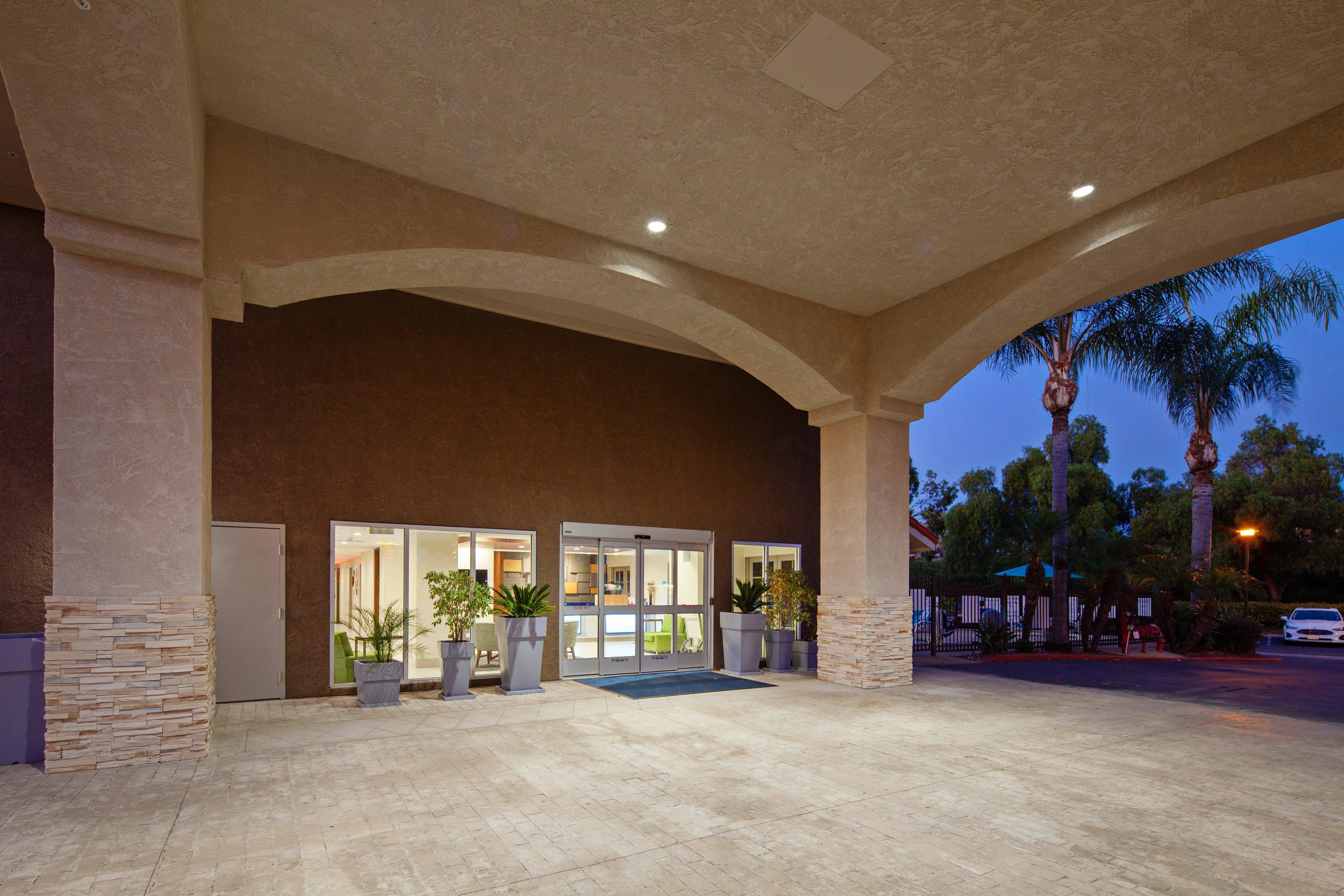 Holiday Inn Express Hotel & Suites San Diego-Escondido By Ihg Exterior foto